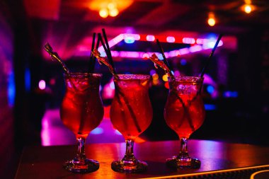 Buzlu ferahlatıcı kokteyller ve tahta yüzeyde nane. 