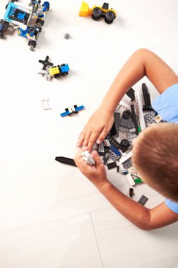 tapılası küçük çocuk renkli bloklarla oynuyor.