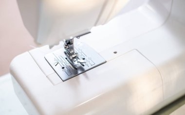 Beyaz dikiş makinesinin yakın plan görüntüsü, terzilik konsepti, seçici odaklanma