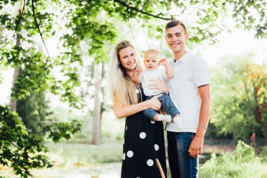  Yazın mutlu, genç bir aile ve erkek çocuk.