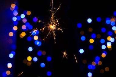 Bokeh ışıklarında yanan maytaplı şenlikli Noel arkaplanı