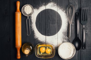 Ahşap arka planda ev yapımı hamur işi malzemelerinin üst görünümü. Fırın kavramı