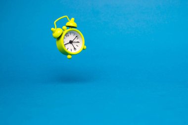 Alarm saatinin mavi arkaplandaki fotokopi alanı ile yakın plan görüntüsü 