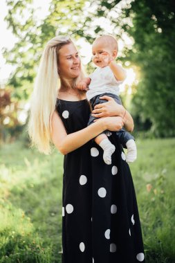 Mutlu anne parkta oğluyla oynuyor.