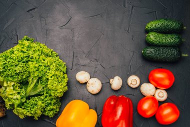 Siyah yüzeyde taze çiğ sebzelerin yakın plan görüntüsü