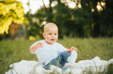 Yazın küçük sevimli bir çocuk.