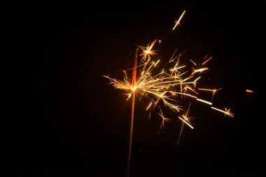 Siyah arkaplanda yanan maytap görüntüsü