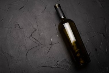 Siyah arka planda şarap şişesinin üst görüntüsü