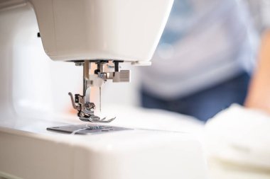 Beyaz dikiş makinesi detaylarının yakın plan görüntüsü, seçici odak