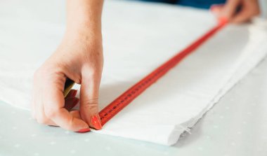 İşyerinde kumaşı bant ile ölçen kırpılmış bir kumaş görüntüsü