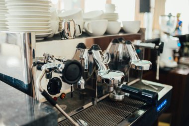 Modern kahve makinesinin beyaz fincanları ve çay tabakları ile yakın plan görüntüsü