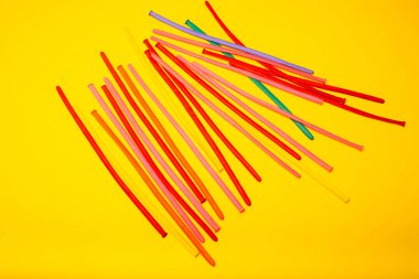 Sarı zemin üzerinde çok renkli balonların yakın görüntüsü