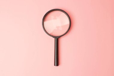 Pembe arka planda büyüteçle büyüteç