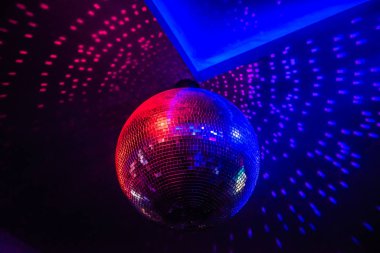 Parlak ışıltılı ışıltılı disko topu, gece partisi arka planı