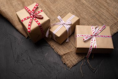 Siyah yüzeydeki hediye kutularının yakın plan görüntüsü, tatil kavramı