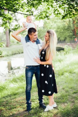 Yazın oğlu olan genç ebeveynler.