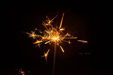 Siyah arkaplanda yanan maytap görüntüsü