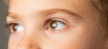 Yakından bakınca sevimli küçük çocuğun bakışları başka yöne bakıyor.