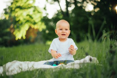 Yazın küçük sevimli bir çocuk.