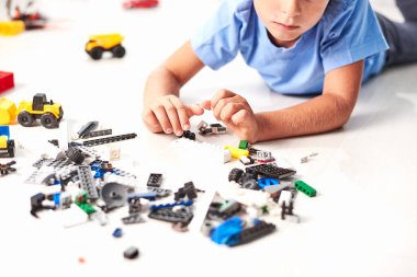 tapılası küçük çocuk renkli bloklarla oynuyor.