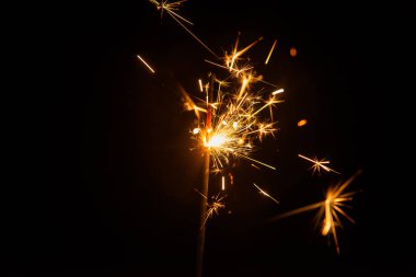 Siyah arkaplanda yanan maytap görüntüsü