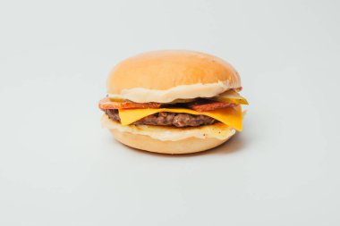 Beyaz arkaplanda nefis taze çizburgerin yakın plan görüntüsü