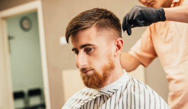 Kuaför berber, portre, stil sakal. Erkek saç salonu kesim saç makas ile şık Kuaför