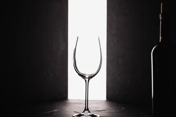 Vista Close Copo Vinho Transparente Vazio Fundo Preto Branco — Fotografia de Stock