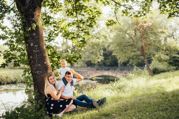 Jeunes Parents Avec Bébé Fils Plein Air Été — Photo