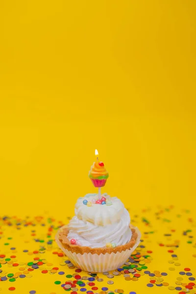 Vue Rapprochée Délicieux Cupcake Festif Avec Bougie Allumée Confettis Colorés — Photo