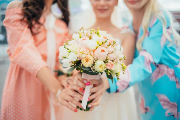 Bride Beautiful Bridesmaids Green Park Holding Flowers Bouquet — Stock Photo, Image
