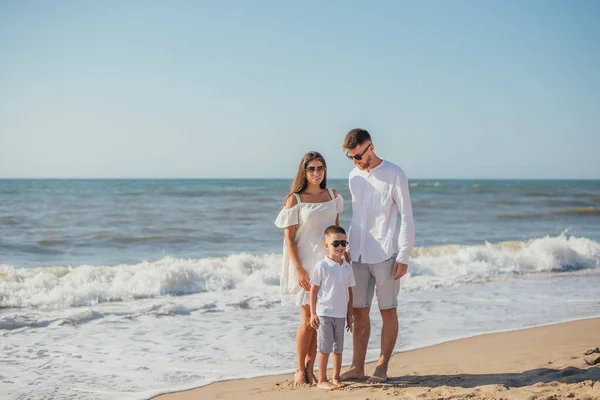 Glückliche Junge Familie Mit Einem Kind Das Sommer Zusammen Sandstrand — Stockfoto