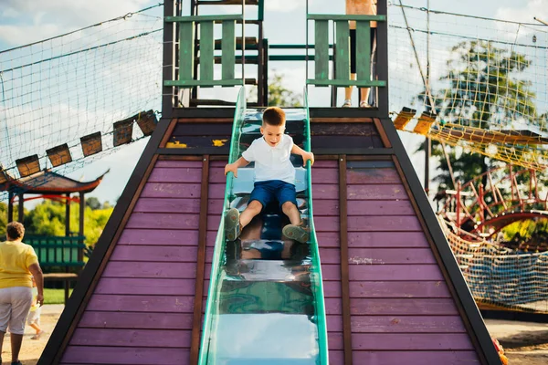 Niña caminando sobre un puente de madera suspendido — Fotos de Stock