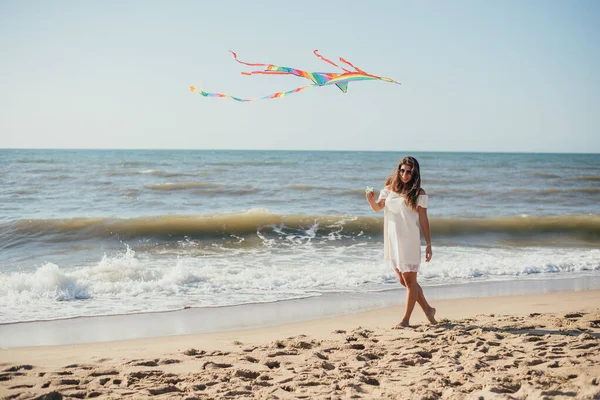 Piękne Szczęśliwy Młoda Kobieta Gospodarstwa Kolorowe Latawiec Spacery Piaszczystej Plaży — Zdjęcie stockowe