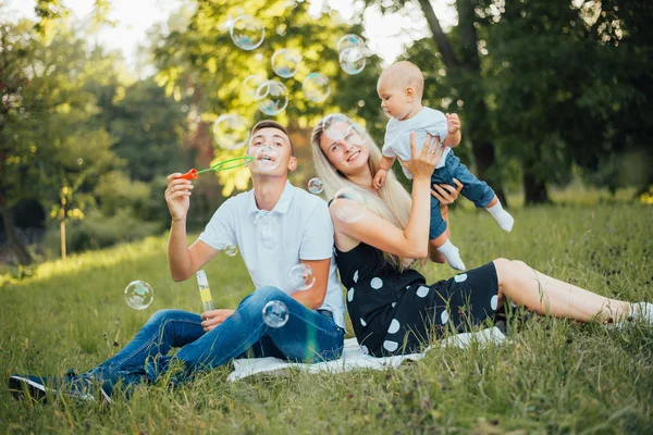 Familia Joven Con Bebé Hijo Verano Con Burbujas Jabón — Foto de Stock