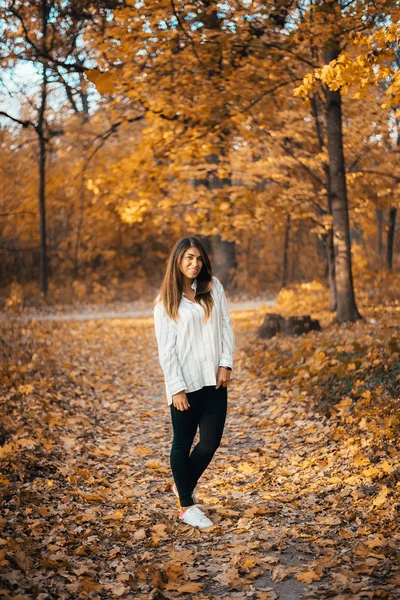 Atraente Alegre Jovem Mulher Sorrindo Para Câmera Floresta Outono — Fotografia de Stock