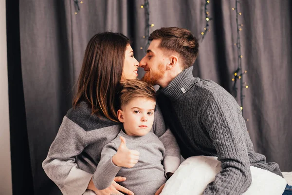 Feliz Padres Besándose Hijo Mostrando Pulgar Hacia Arriba Navidad — Foto de Stock