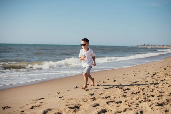 Adorable Szczęśliwy Chłopiec Sugnlasses Działa Piaszczystej Plaży Okresie Letnim — Zdjęcie stockowe