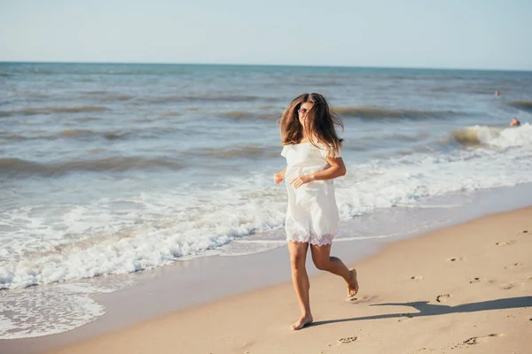 Piękna Młoda Kobieta Biegająca Piaszczystej Plaży Słoneczny Letni Dzień — Zdjęcie stockowe