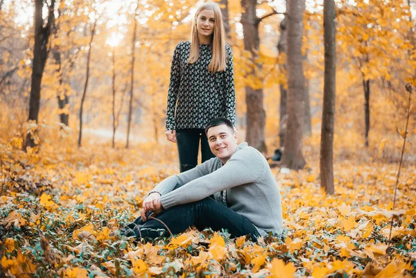 美丽快乐的年轻夫妇在秋天的公园里共度时光 — 图库照片