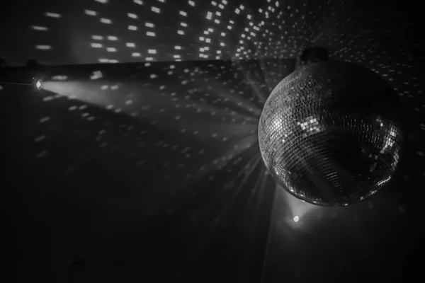 Discokugel Mit Hellen Strahlen Nächtlichem Partyhintergrund Schwarz Weiß Bild — Stockfoto