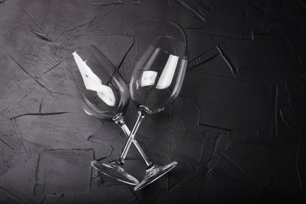 Top View Empty Transparent Wine Glasses Black Background — ストック写真
