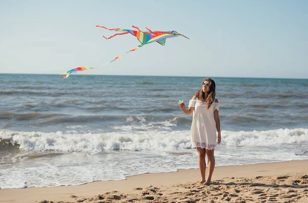 Atrakcyjne Szczęśliwy Młoda Kobieta Gospodarstwa Kolorowe Latawiec Spacery Piaszczystej Plaży — Zdjęcie stockowe