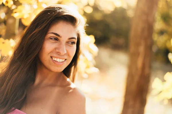 Hermosa Feliz Joven Mujer Desnuda Posando Bosque Otoño —  Fotos de Stock