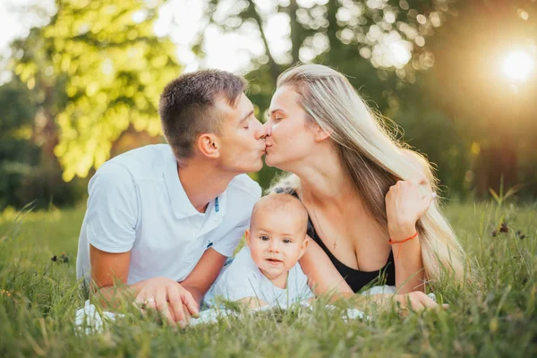 Gelukkig Familie Met Baby Zoon Zomer — Stockfoto