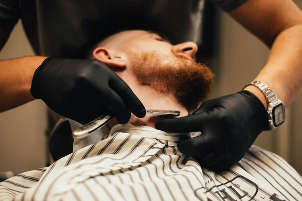 Cropped Shot Barber Shaving Beard Man Barbershop — Stockfoto