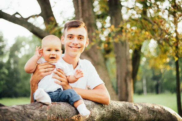 快乐的父亲和儿子在夏日公园里 — 图库照片