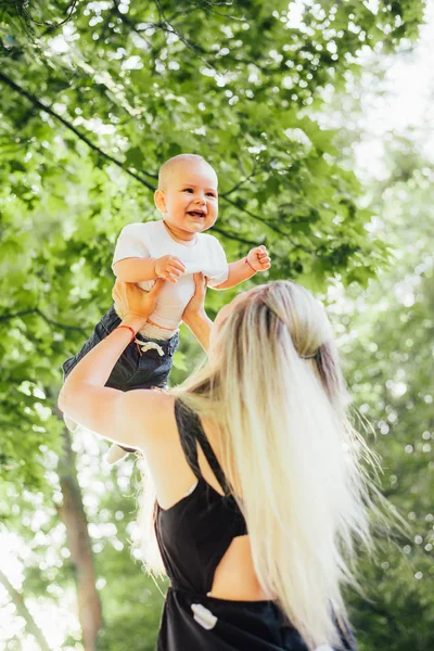 Gelukkig Moeder Baby Zoon Zomer Park — Stockfoto