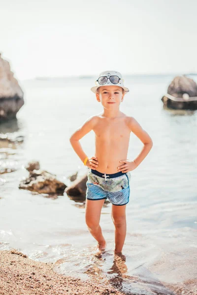 Uroczy Szczęśliwy Chłopczyk Stojący Morskiej Wodzie Letni Dzień — Zdjęcie stockowe