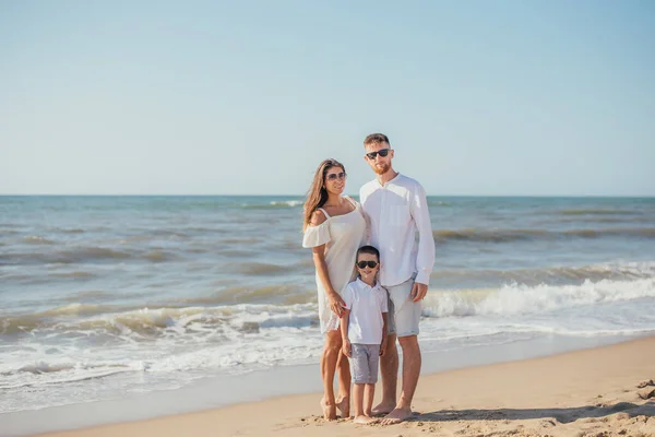 Feliz Familia Joven Con Niño Pie Juntos Sonriendo Cámara Playa —  Fotos de Stock